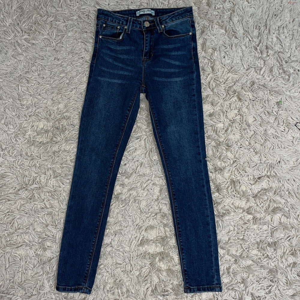 High rise jeans/pants size w26 L27 with swirls at the back pocket.